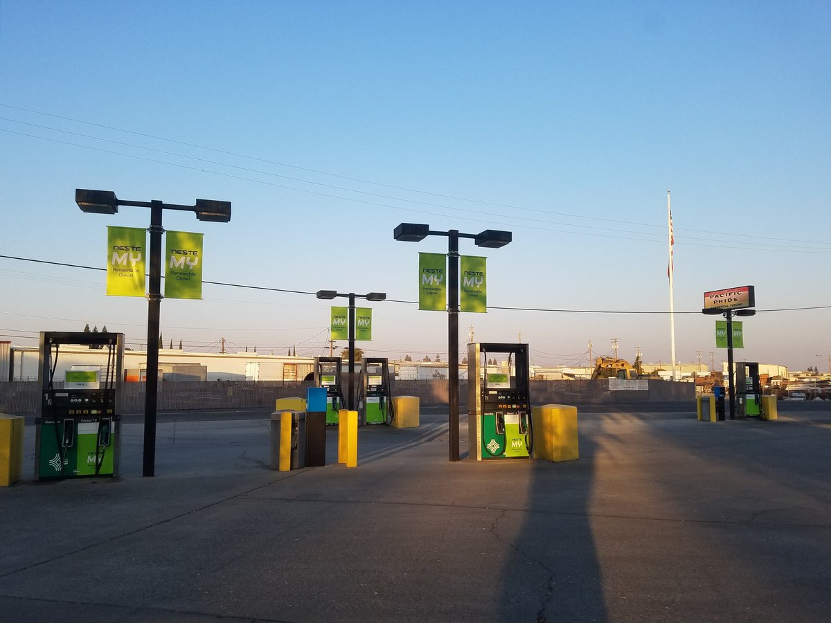 DeltaLady2's tweet image. Wrapped our 6th station yesterday. Also added pump topper signs and pole banners.