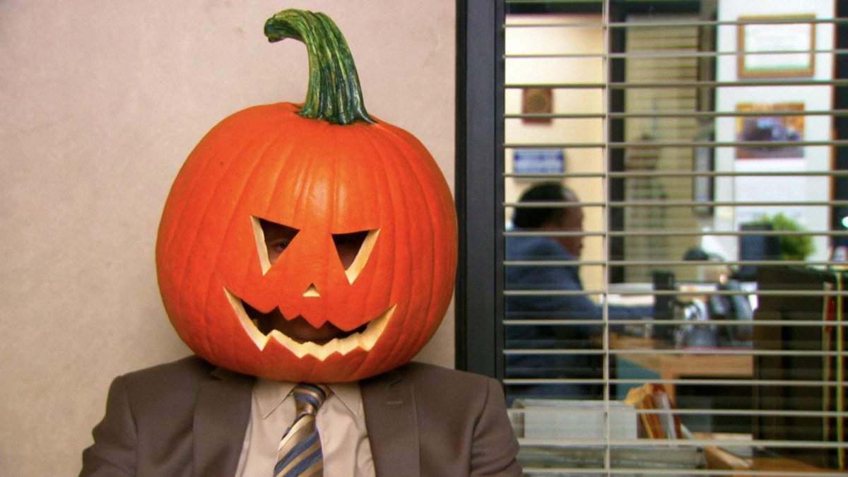 you know it's halloween when you see dwight wearing a pumpkin on your feed https://t.co/D9xNqWiaz7