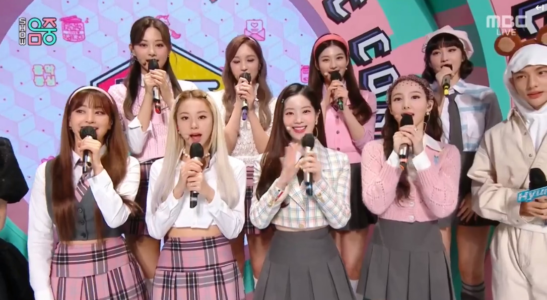 TWICE's outfits for Music Core today!
#MAMAVOTE #twice <a href="/JYPETWICE/">TWICE</a>