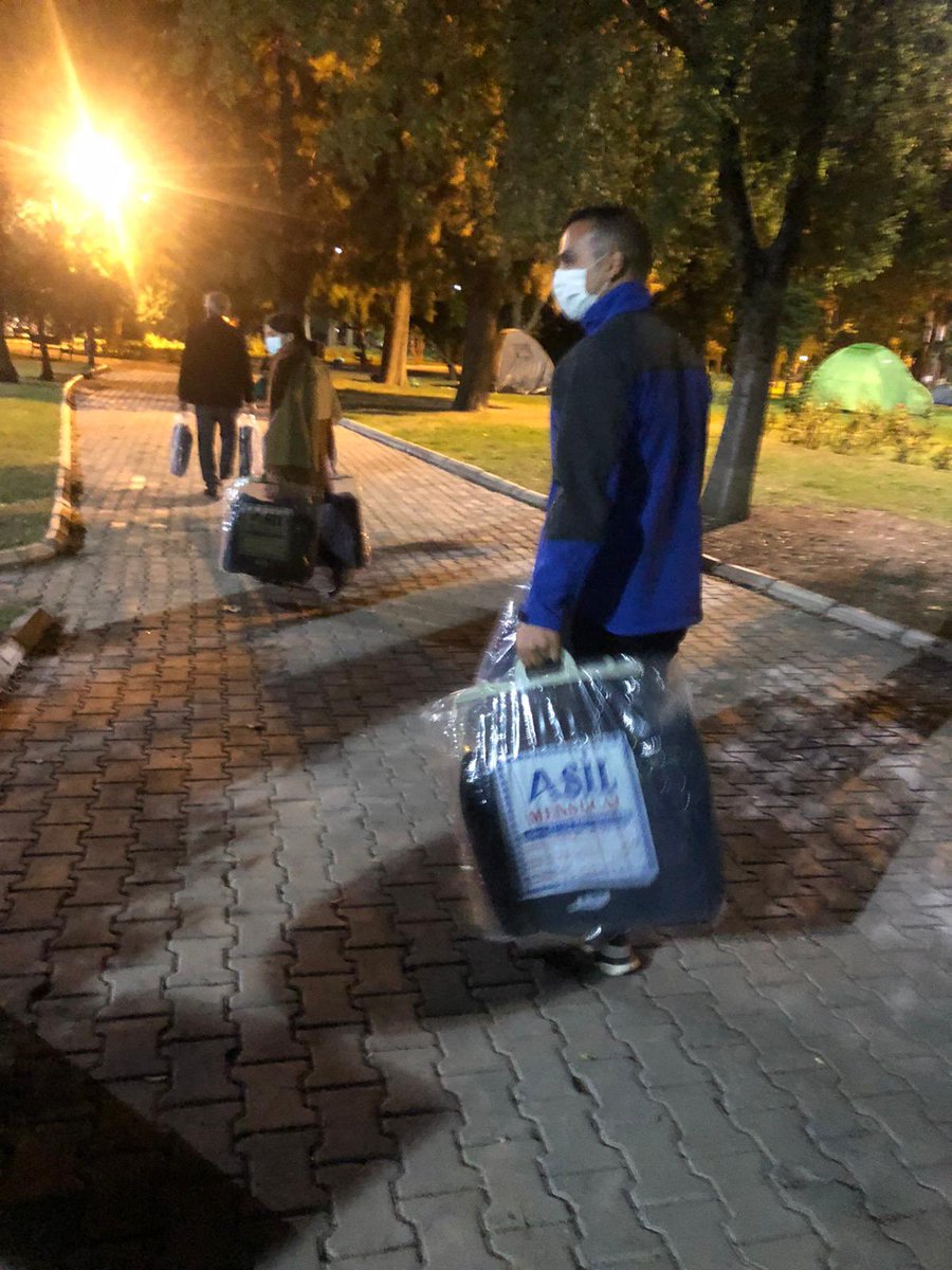 tuncsoyer's tweet photo. Depremin olduğu ilk andan itiberen tüm birimlerimiz görevinin başında. 
Parklar, çadır merkezleri ve konaklama tesislerine gece boyunca, yiyecek, battaniye, giyecek gönderildi. Sabah, kurtarma ekipleri ve vatandaşlarımıza kahvaltılık 20 bin gevrek, boyoz börek dağıtıldı. https://t.co/G8VBdB95HL