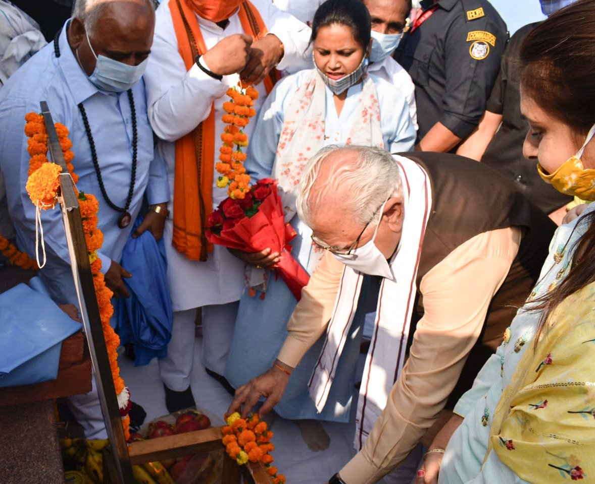 mlkhattar's tweet photo. महर्षि वाल्मिकी जी के जीवनदर्शन ने समाज को अच्छे मार्ग पर चलने का सन्देश दिया, समाज को उनके द्वारा दी गई शिक्षाओं का अनुसरण करना चाहिए। 

आज महर्षि वाल्मिकी जयंती के अवसर पर वाल्मिकी चौक पर महर्षि वाल्मिकी जी के चित्र पर पुष्प अर्पित किए। https://t.co/r23xPXqV40