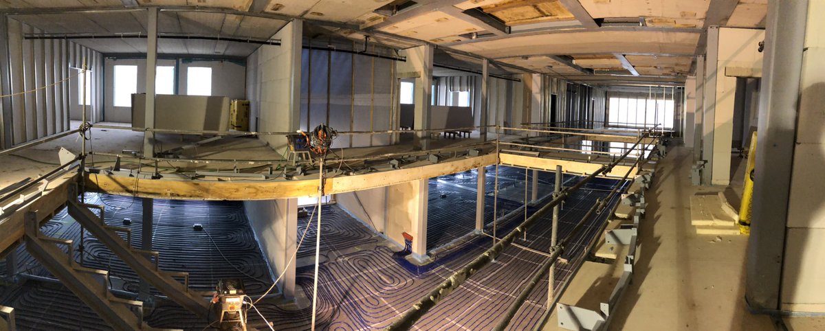 Een kijkje binnen de nieuwbouw Brede School Tholen, maandag wordt begane grondvloer gevloeid