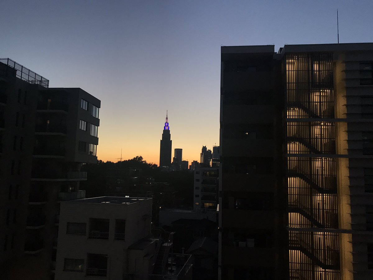 うちむら 部屋が西向きだから いつも綺麗な夕焼けを見れる 前は東向きだったから朝焼けがきれいだったけど こっちもいいなぁ 秋だし すごく綺麗