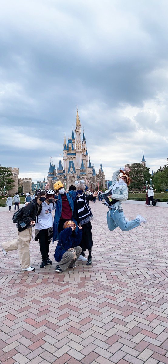 Eve News Slowed Updates Eve Went To Disneyland With Sako Tomohisa Sakata Kiyo Mafumafu And Amatsuki He S The One Kneeling Down At The Front Twitter