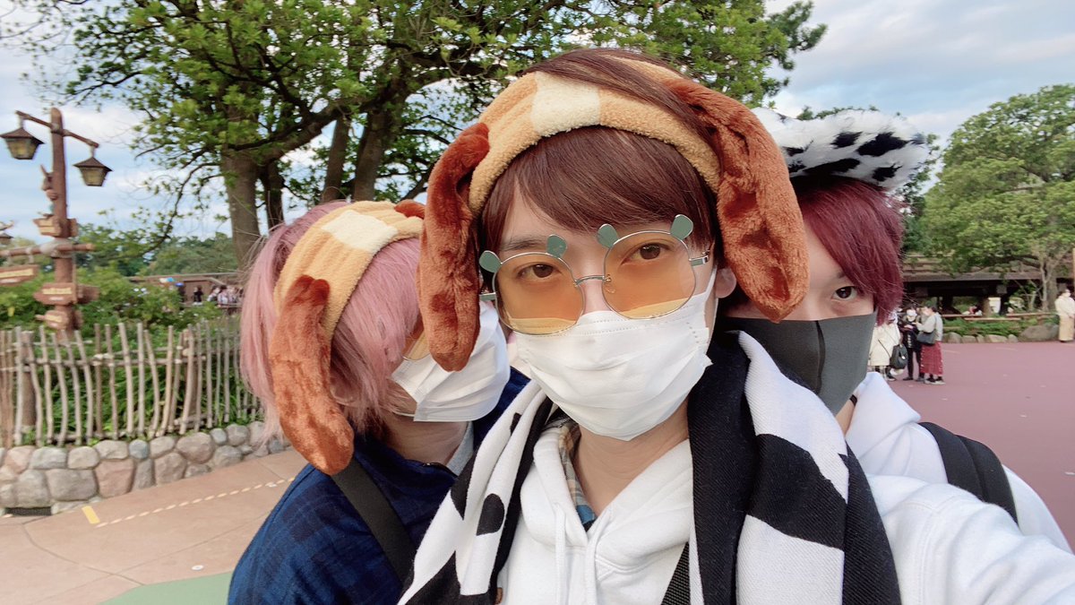 Eve News Hiatus Inactive Eve Went To Disneyland With Sako Tomohisa Sakata Kiyo Mafumafu And Amatsuki He S The One Kneeling Down At The Front Twitter