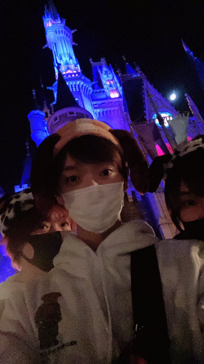 Eve News Slowed Updates Eve Went To Disneyland With Sako Tomohisa Sakata Kiyo Mafumafu And Amatsuki He S The One Kneeling Down At The Front Twitter