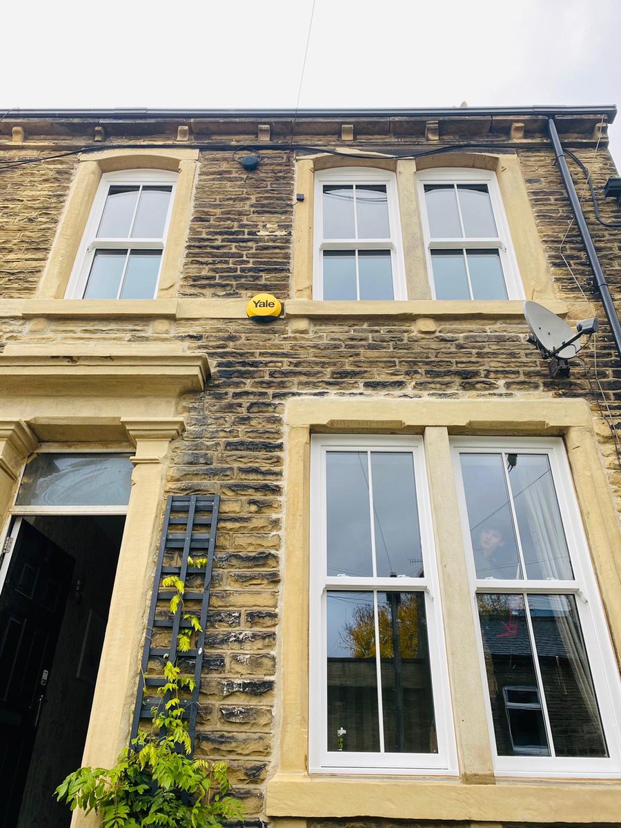 mrmaxglass's tweet photo. Bringing this building back with energy saving windows &amp; still keeping its beautiful charm 😍 https://t.co/ZfvH6oVczw