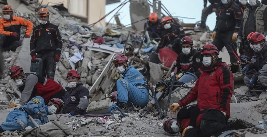 Göçük altından çıkan bir vatandaş Afat Görevlisine ;
"Faturamı ödeyemediğim için kimseyi arayamadım yakınlarıma haber verir misiniz abi....."
Sadece binalar üzerimize yıkılmadı.  SÖZÚN BİTTİĞİ YER #Yanındayızİzmir