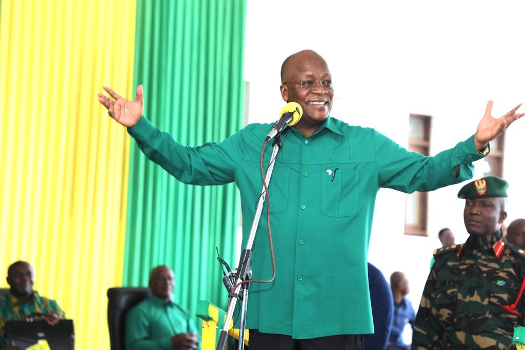 buchosampya's tweet photo. DKT. MAGUFULI ATANGAZWA MSHINDI WA URAIS TANZANIA

Mwenyekiti wa NEC, Jaji Kaijage amemtangaza Dkt. Magufuli (CCM) kuwa ni mshindi wa Urais wa JMT kwa kura Magufuli 12,516,252 akifuatiwa na Tundu Lissu (CHADEMA) kwa kura 1,933,271.

#TZ2020 
#Uchaguzi2020 https://t.co/YYiyixwDa9