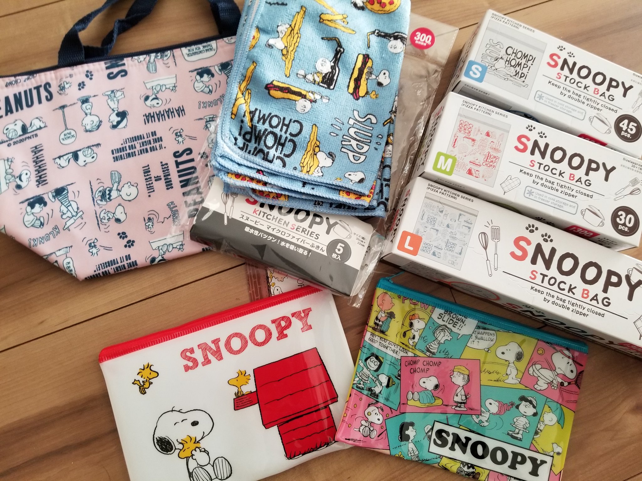 ｻﾞﾘｶﾞﾆ王子 Ri Chan 今日百均でgetしたスヌーピーグッズ スヌーピーのビニール傘 もあったからホントは欲しかったんだけど 傘 いっぱいあるし この晴天に傘持って電車のるのちょっと恥ずかしいし 我慢した 笑 百均やけど ビニールポーチだけ