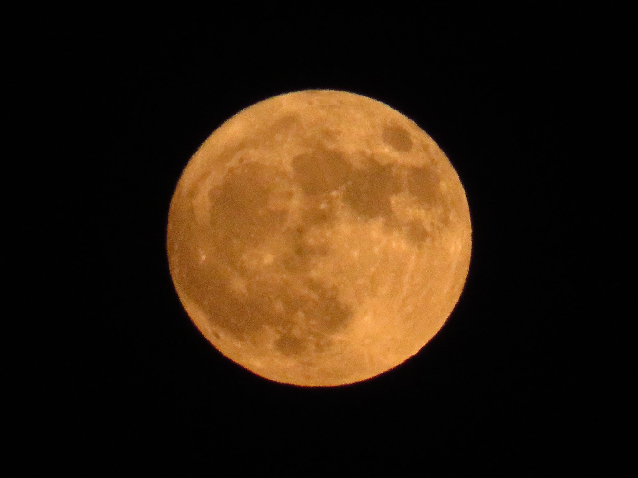 荒木健太郎 ブルームーンが夜空に昇ってきました 月が青いからというわけではなく ひと月で2回目の満月のことをブルームーン と呼ぶことがあります 今宵の満月は10月で2回目というだけでなく 今年地球から最も遠いため 大きさも最小の満月です ぜひ夜空