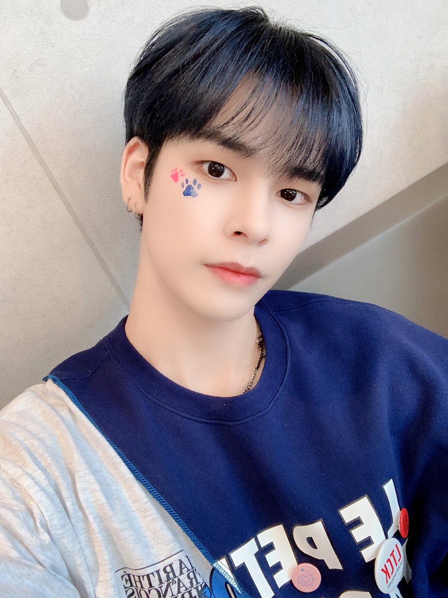 CRAVITY_twt's tweet photo. 이건 셀카~🐶
#크래비티 #세림 #음악중심 #쭈니랑 https://t.co/cTs1GRTBIG