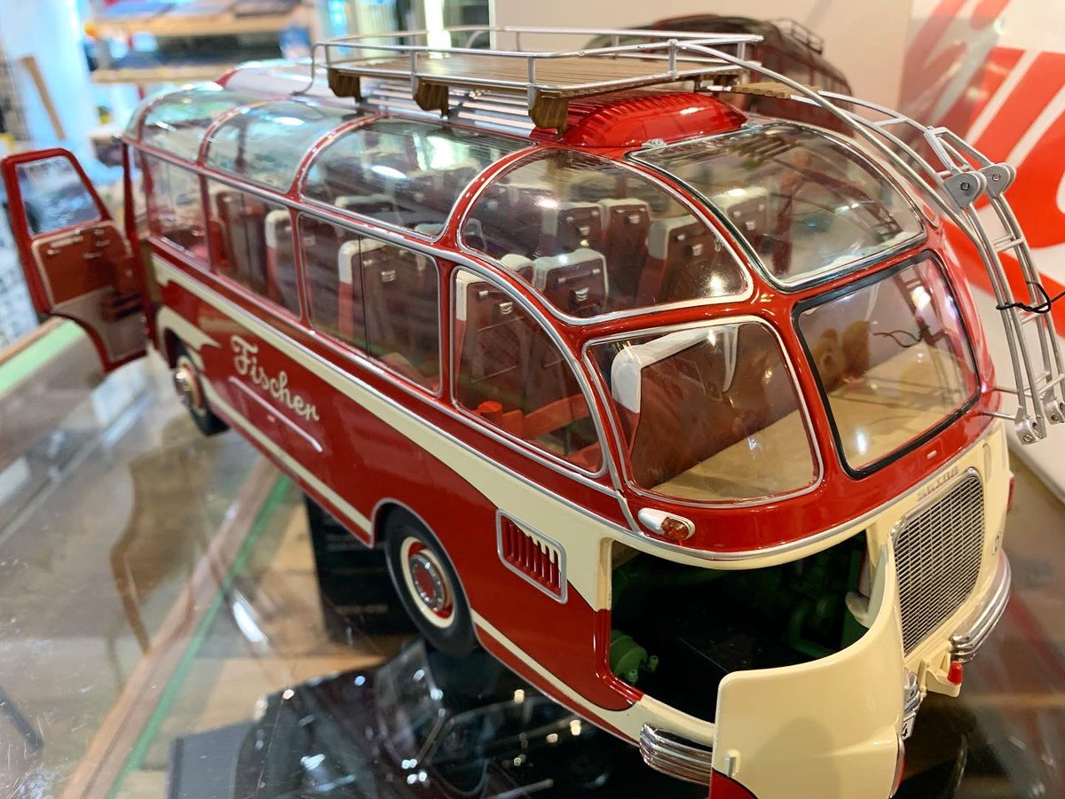 littlelegard's tweet photo. ドイツ🇩🇪の老舗メーカーのシュコー。とても雰囲気があって個人的に好きなメーカーです。古いドイツのセトラバスを1/18スケールで再現しました。とても良く出来ています😊ダイキャスト製の可動モデル。内装も佇まいも全て素敵✨おススメです‼️

#シュコー #schuco #セトラバス #setrabus #ダイキャスト https://t.co/cRUNTCSDLc