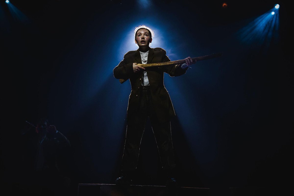 Tune in to <a href="/BBCRadioLondon/">BBC Radio London</a> this morning from 9.40am to hear our Tommo, Emily Costello, chat live to <a href="/CarrieGrant1/">Dr Carrie Grant MBE (hc) 💙</a> &amp; <a href="/DavidGrantSays/">David Grant MBE 💙</a> all about <a href="/PvtPeacefulPlay/">Private Peaceful</a>, Michael Morpurgo and being the the first woman to play the role of Private Tommo.

📸: Eve Dunlop