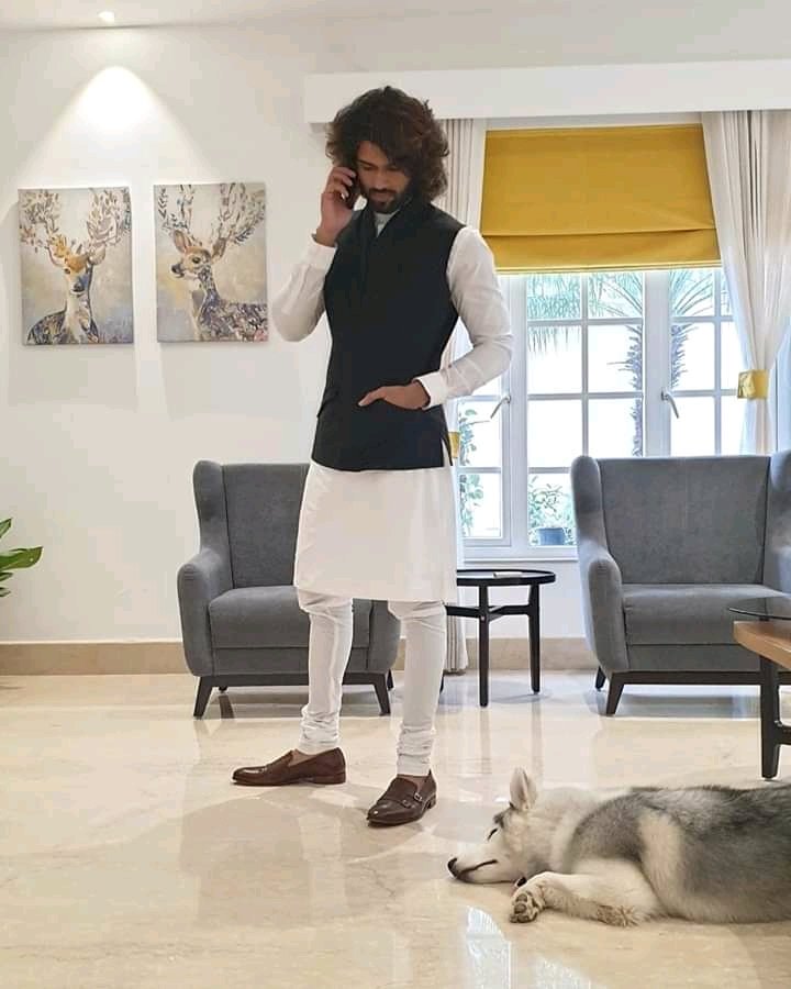 VDFansKasaragod's tweet photo. Rowdy Anna latest look💥💋
@TheDeverakonda 
#VijayDeverakonda #VD10 https://t.co/OeHiKgGmx5 https://t.co/bF3q2quQMe