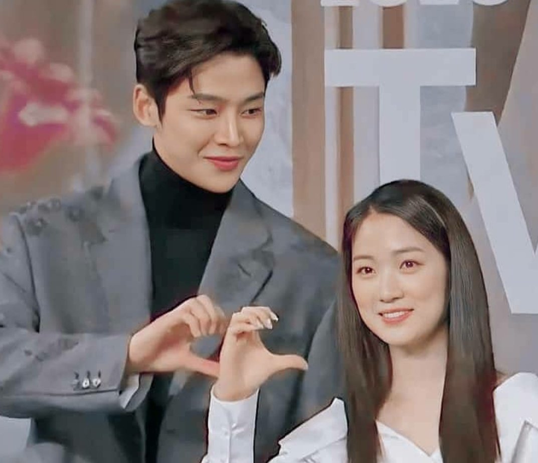 walkinggossip's tweet photo. The way he looks at her!!! I can't skdjskskjsskjs😭😂 https://t.co/JE2PSVKzcy