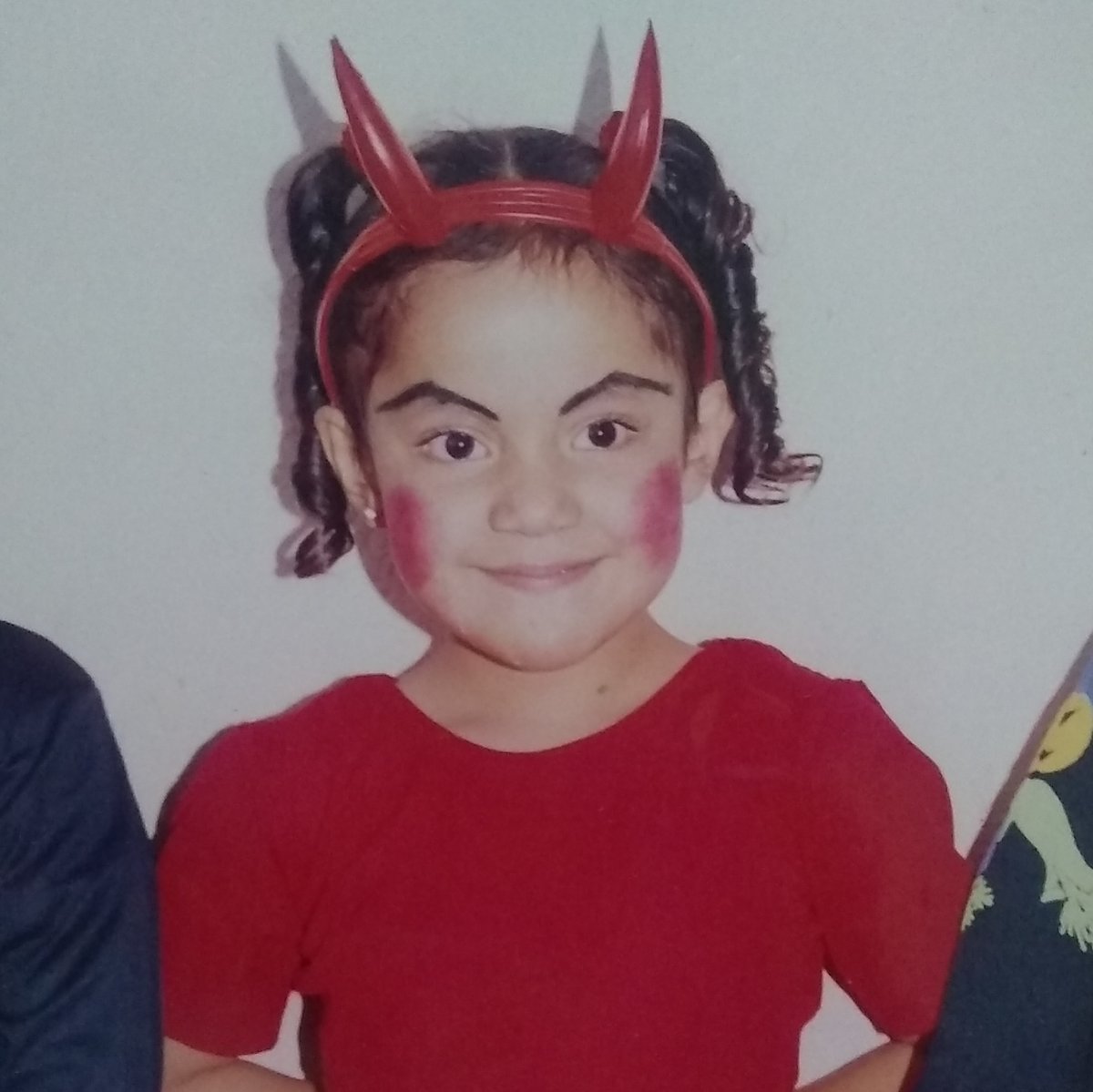 vane_56's tweet photo. Hace muchos años, cuando solía disfrazarme para halloween 🎃🍫🍬🦇💀🕷️🧛 https://t.co/YaNayuHOyk