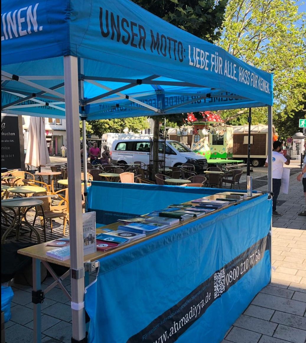 Ahmadiyya_FB's tweet photo. JETZT: Ihr findet den Infostand der Ahmadiyya Muslime zwischen 10-14 Uhr auf dem Wochenmarkt (Kaiserstraße) in #Friedberg.

Sprecht uns an! Wir haben interessante Flyer rund um #MuslimeGegenRassismus #Islam #Ahmadiyya und viele weitere spannende Themen.

#Deutschland #Rassismus https://t.co/aeOExxwQS0