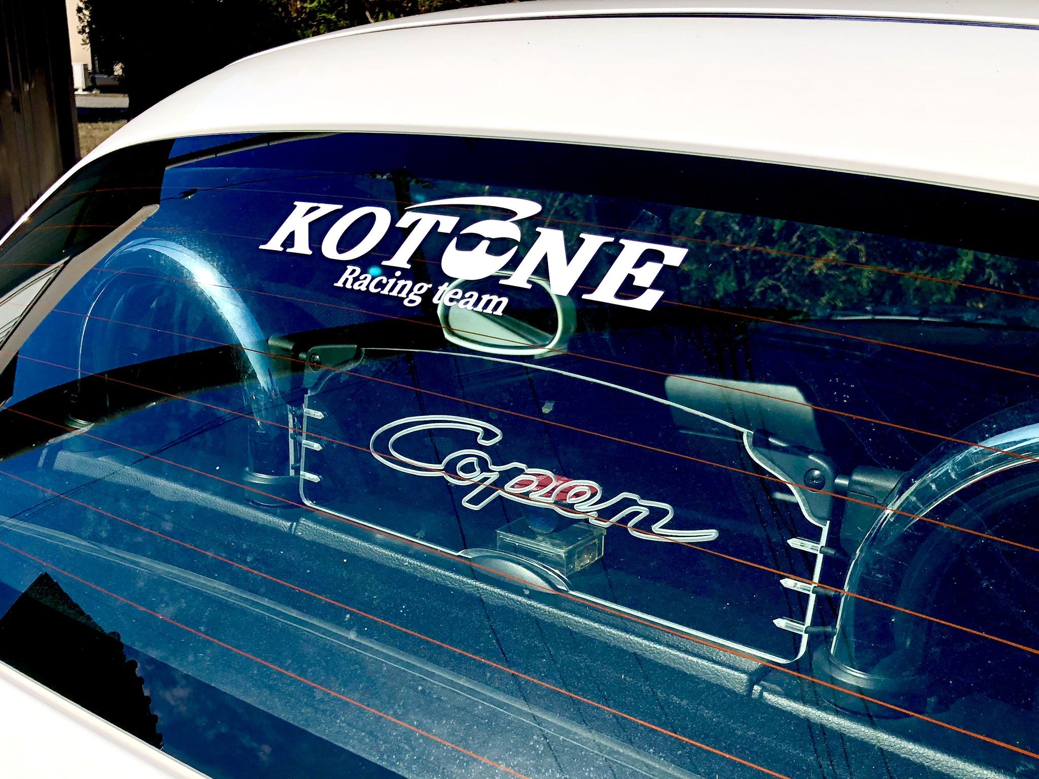 メガスラッシャー レーサーvtuber 花香琴音さんの公式チームグッズのステッカーをコペンちゃんに貼りました リアガラスに Kotone Racing Team Gtウイング右翼端に めっちゃわかる ホントは左にもリアガラスのミニサイズを貼りたいんだけど完売で