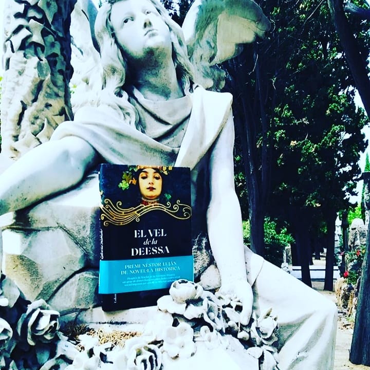 SabateMarin's tweet photo. #Elveldeladeessa comença amb una visita misteriosa al #CementirideMontjuïc. Vida i mort, esperits que ens visiten des de l'altre món...
#Espiritisme
#DiaDeMuertos #TotsSants #Halloween #samhain
@columnaedicions @Grup62 @CementirisBCN https://t.co/hrzNatfxh6