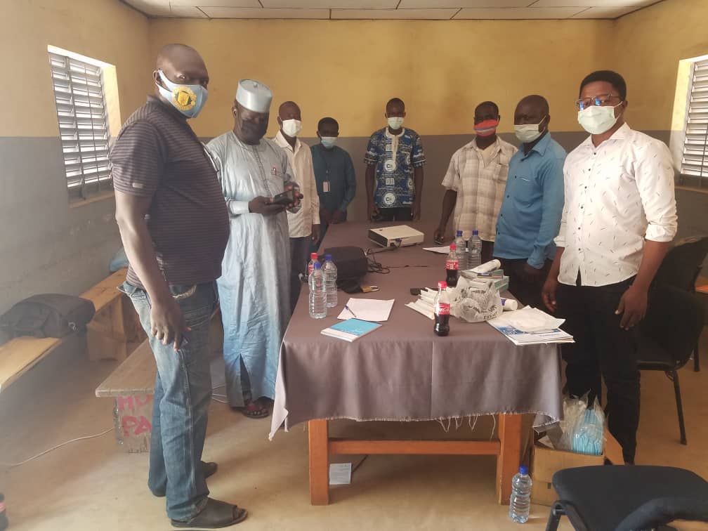OmsTchad's tweet photo. #Covid19
L'équipe de l'#OMS de la province du #MayoKebbiOuest a entamé depuis hier un briefing des techniciens de laboratoire des districts sanitaires de #Guelo #Guegou #Lamé #Lagon #Gagal et #Torrock sur les techniques de prélèvement et définition des cas de #Covid19 https://t.co/jwtkGY2xDT
