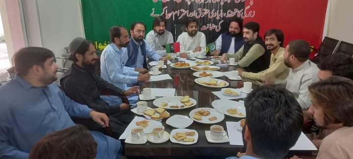 Shahidk55985717's tweet photo. Sami Khan president PYO KP Chairing meeting of Peoples Youth Organization Peshawar Division  at People's Secretariat Peshawar regarding #PDMPeshawarJalsa scheduled on 22 November in Peshawar and workers mobilization. 
@BBhuttoZardari @SamiKhanKp @MediaCellPPP https://t.co/gC3EEEgJ0J