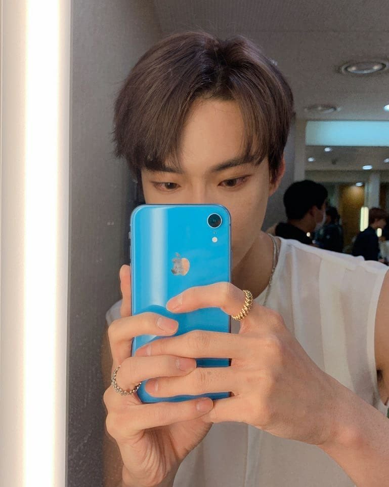 sundaeyu's tweet photo. แจโดลองถ่ายกันเองดูมั้ยคะ หันหน้าเข้าหากันกดถ่ายคนละทีแล้วแลกรูปกัน ดิชั้นว่ากระจกไม่จำเป็น อย่าให้มาคั่นความสัมพันธ์ระหว่างเราสองคน #jaedo https://t.co/pIoIlxKoji