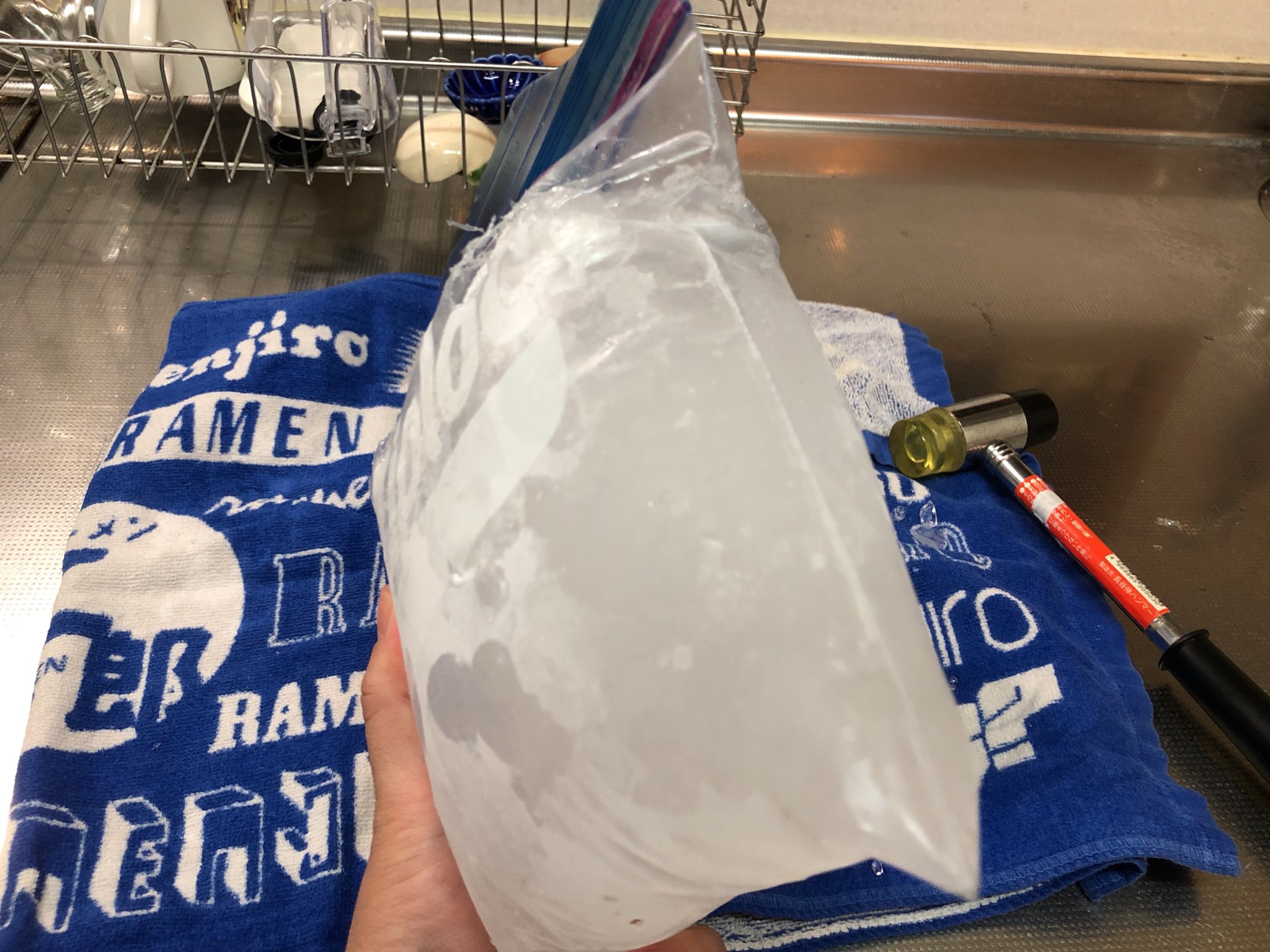 Twitter 上的 魔女っこれい ジップロックで板氷 明らかに水を入れ過ぎてしまいましたね 鈍器で殴った所でビクともしません T Co 86vbhpgkhu Twitter