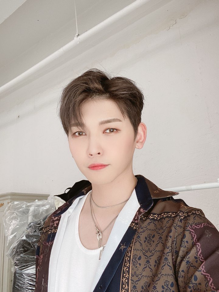 UP10TION's tweet photo. [#쿤] 10월의 모든날 ㅊㅊ💛👍 https://t.co/TL65jftjVR