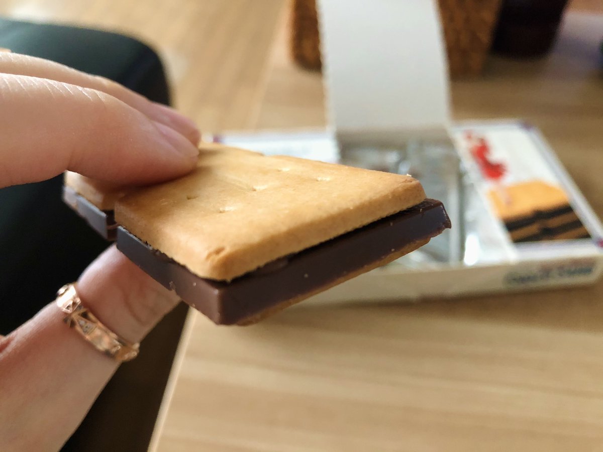 zidory's tweet image. 초코처돌이라면 꼭 먹어봐야할 과자, 공블리님이 인생과자라고 극찬했다는 피코크 초콜릿 샌드위치 비스킷. 밀크초코가 혜자스럽게 과자보다 더 두툼하게 들어있는데 원산지가 불란서라 그런가 초코함유량도 49%나 되고 비스킷도 부드러움. 빈츠 고급버전 느낌이라 빈츠에서 갈아탔단 사람도 많더라.