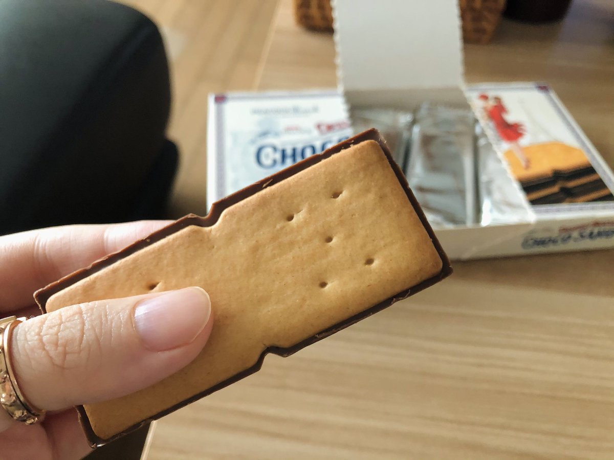 zidory's tweet image. 초코처돌이라면 꼭 먹어봐야할 과자, 공블리님이 인생과자라고 극찬했다는 피코크 초콜릿 샌드위치 비스킷. 밀크초코가 혜자스럽게 과자보다 더 두툼하게 들어있는데 원산지가 불란서라 그런가 초코함유량도 49%나 되고 비스킷도 부드러움. 빈츠 고급버전 느낌이라 빈츠에서 갈아탔단 사람도 많더라.