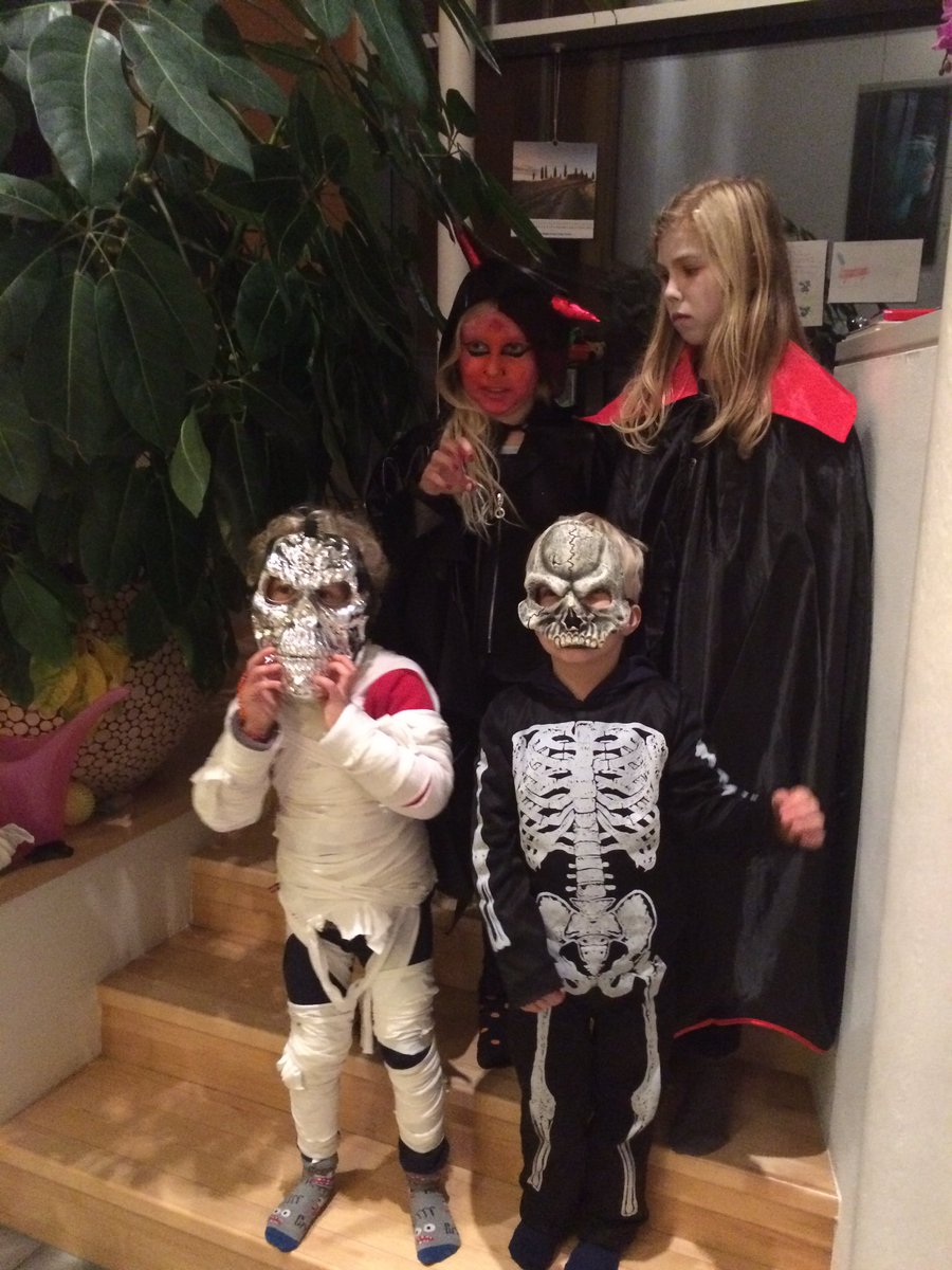 buckyscat's tweet image. happy halloween from 9-year-old me #LPCostumeComp