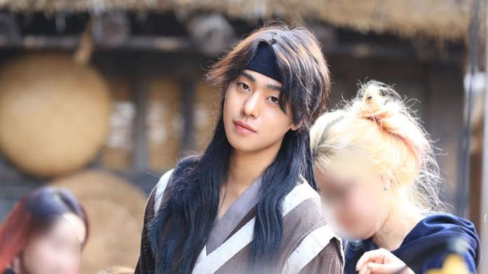 splash splash love (2015)Danbi, a high-school senior who gave up on math, is transported back to the Joseon dynasty, where she meets a king, in this fantasy romcom about growth.- genre: historical, romcom, fantasy- tags: gender-bender, time travel- episodes: 2- rating: 5/5