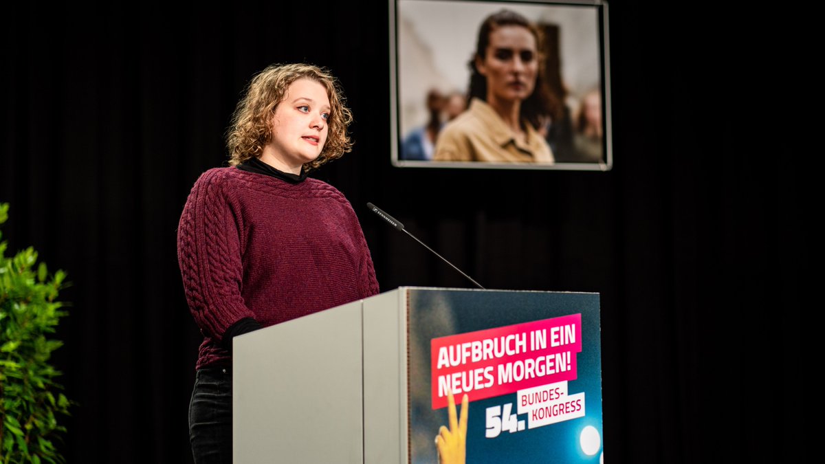 Unsere Politische Geschäftsführerin <a href="/lenamariabeier/">Lena Maria Beier</a> eröffnet unseren ersten digitalen Bundeskongress unter dem Titel 'Aufbruch in ein neues Morgen': "Eine andere Zukunft ist möglich! Der Weg in ein anderes Morgen beginnt heute - mit euch und mit uns!" #gjbuko