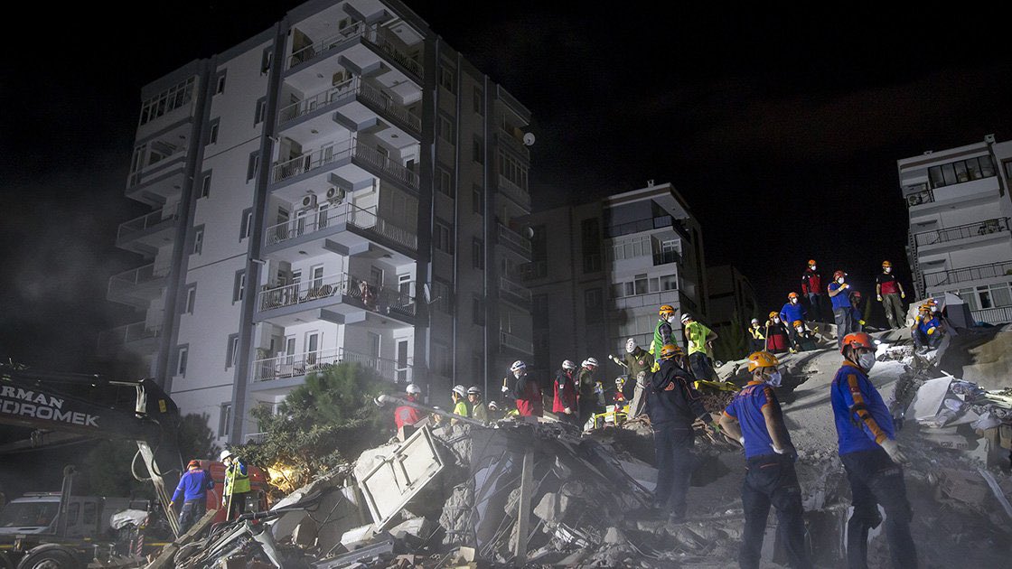 Geçmiş olsun güzel İzmir! Hayatını kaybeden vatandaşlarımıza Allah’tan rahmet, yaralılara acil şifalar diliyoruz. Canla başla çalışan yardım ekiplerimize minnettarız. Umuyoruz ki tüm bu kötü günleri en kısa zamanda geride bırakabiliriz🙏🏻 #izmir #deprem