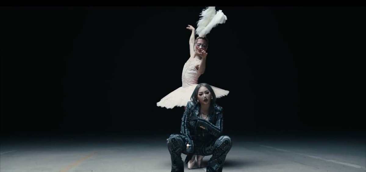 itgirldeia's tweet photo. The gorgeous dancer/ballerina who was featured in CL's H₩A music video is Mojimin aka More; a Korean drag veteran. More is a professional dancer, and a spectacular performance artist in Korea ❤ #HWAVideoOutNow https://t.co/AU4Kr7z0sK