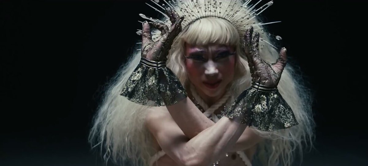 itgirldeia's tweet photo. The gorgeous dancer/ballerina who was featured in CL's H₩A music video is Mojimin aka More; a Korean drag veteran. More is a professional dancer, and a spectacular performance artist in Korea ❤ #HWAVideoOutNow https://t.co/AU4Kr7z0sK