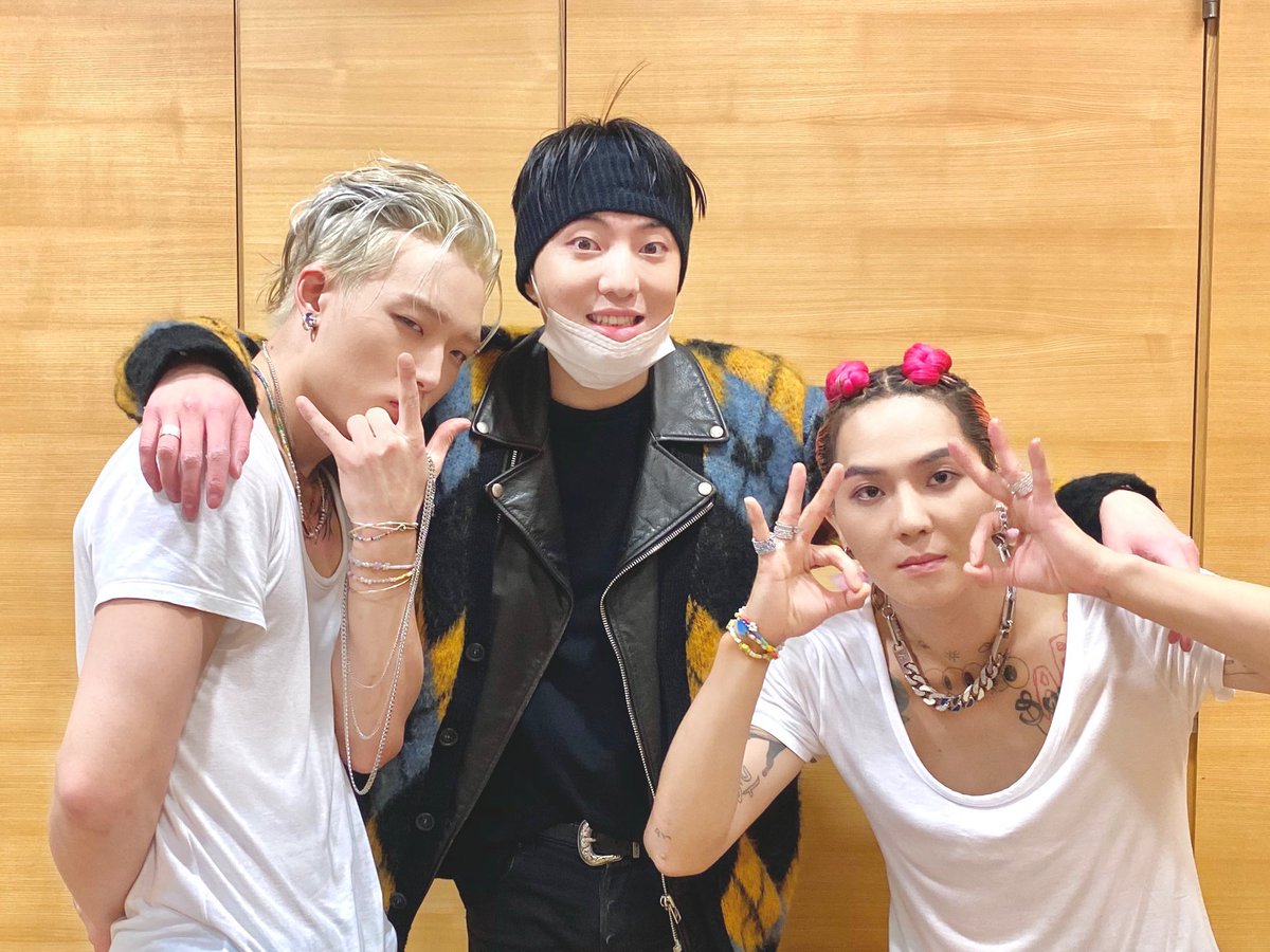 mmonkeyrabbitt's tweet photo. 첫방 ㅅㄱ❤️💙

#iKON #아이콘 
#김지원 #바비 #BOBBY #バビ
#MOBB #OKMAN_MOBB https://t.co/32SxUCrgoN