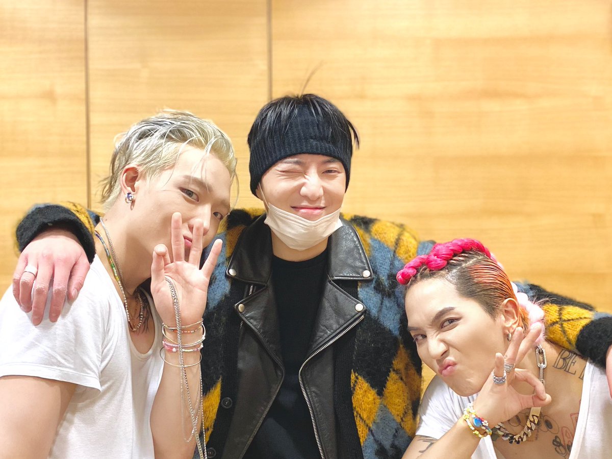 mmonkeyrabbitt's tweet photo. 첫방 ㅅㄱ❤️💙

#iKON #아이콘 
#김지원 #바비 #BOBBY #バビ
#MOBB #OKMAN_MOBB https://t.co/32SxUCrgoN