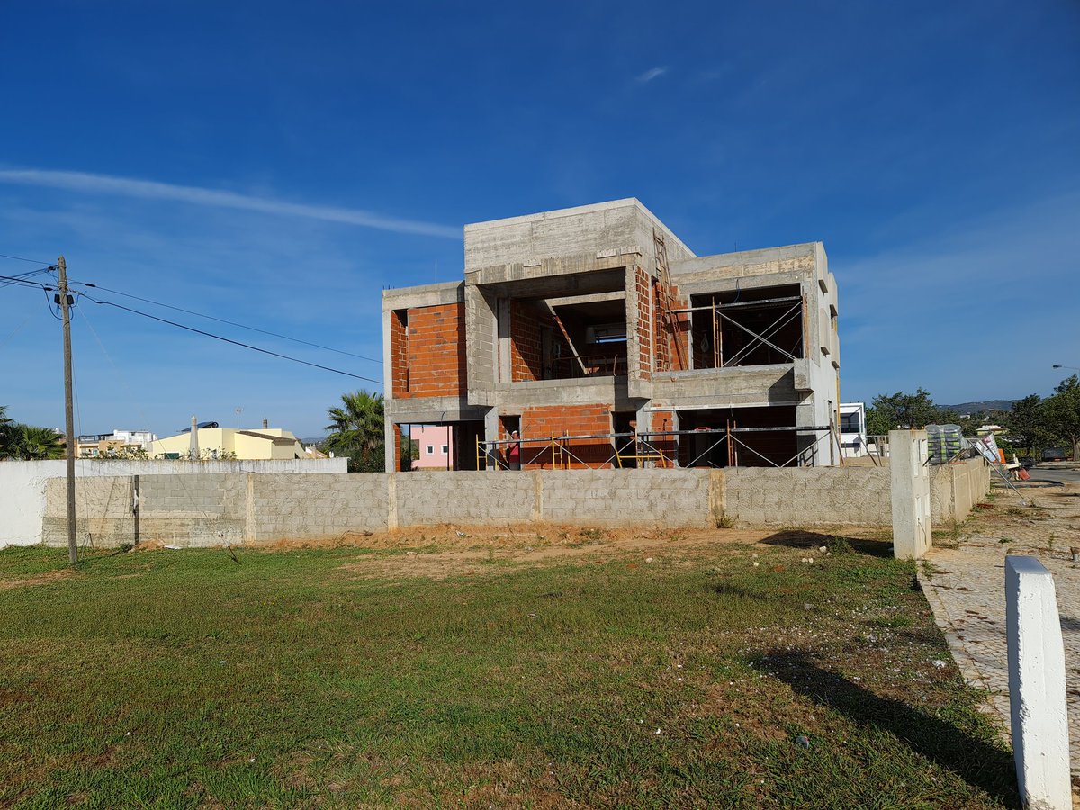 GoldenTGroup20's tweet photo. Brand new construction! 3 bedrooms villa Duplex, with pool, garden with landscaping and private parking at a few minutes from Marina and the ferry boat to the islands! Schedule your visit now a meet our new project! #olhao #riaformosa #islands #tosale #imob #property #portugal https://t.co/UZkXtcFdPX