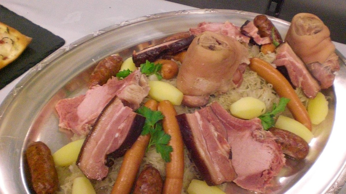 SpaAlde's tweet photo. A partir du 1 novembre, nous vous proposons notre choucroute à emporter tous les jours. Commandez par téléphone au 0559377178 #choucroute #plataemporter #paysbasque #osses #restaurant #farmtotable #hotelspamendialde #nouvelleaquitaine https://t.co/S3BpRcYUCb