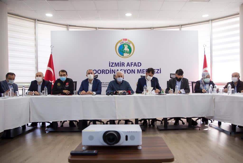 1- Bütün kurumların temsilcileri bu sabah bir araya gelerek durum değerlendirmesi yaptı ve atılacak adımlara yönelik kararlar aldı. Sahadaki arkadaşlarımız insan üstü bir gayretle kurtarma çalışmalarına devam ediyor.

📍İzmir AFAD Koordinasyon Merkezi