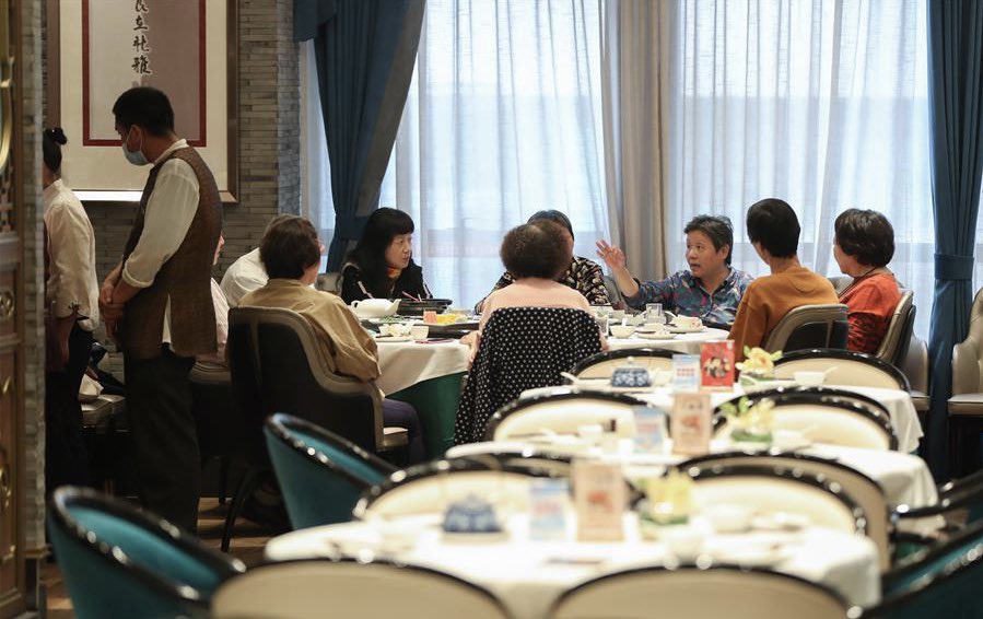 EDNewsChina's tweet photo. #CEStyle How to give yourself a treat during the weekend? In east #China’s #Shanghai, People shop at the flagship grocery store of the Chinese time-honored restaurant Sunya #CantoneseCuisine #Restaurant, which was listed as one of the intangible cultural heritage https://t.co/fSRYtXimyG