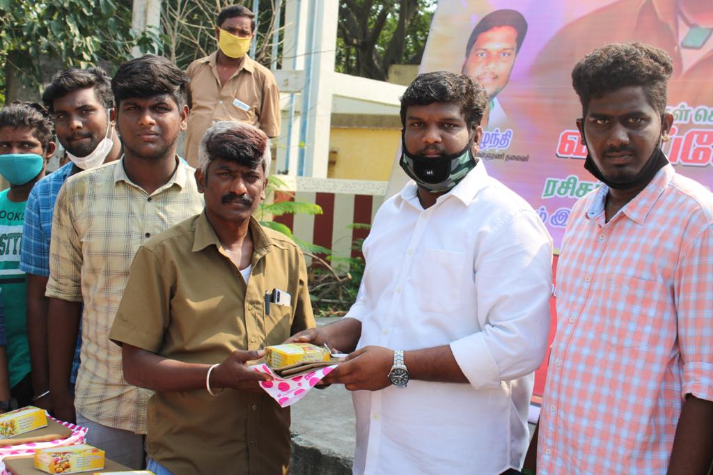 TindivanamM's tweet photo. மக்கள் செல்வன் அண்ணன் விஜய்சேதுபதி ரசிகர் நற்பணி இயக்கம் திண்டிவனம்,,,ஆயுத பூஜையை முன்னிட்டு திண்டிவனம் நகரத்தில் உள்ள 100ஆட்டோ ஓட்டுநர்களுக்கு இலவச சீருடை வழங்கப்பட்டது மற்றும் கால்பந்தாட்ட விளையாட்டு பொருட்கள் விளையாட்டு வீரர்களுக்கு வழங்கப்பட்டது. 
மனிதம் போற்றுவோம் https://t.co/clb4RFIec7