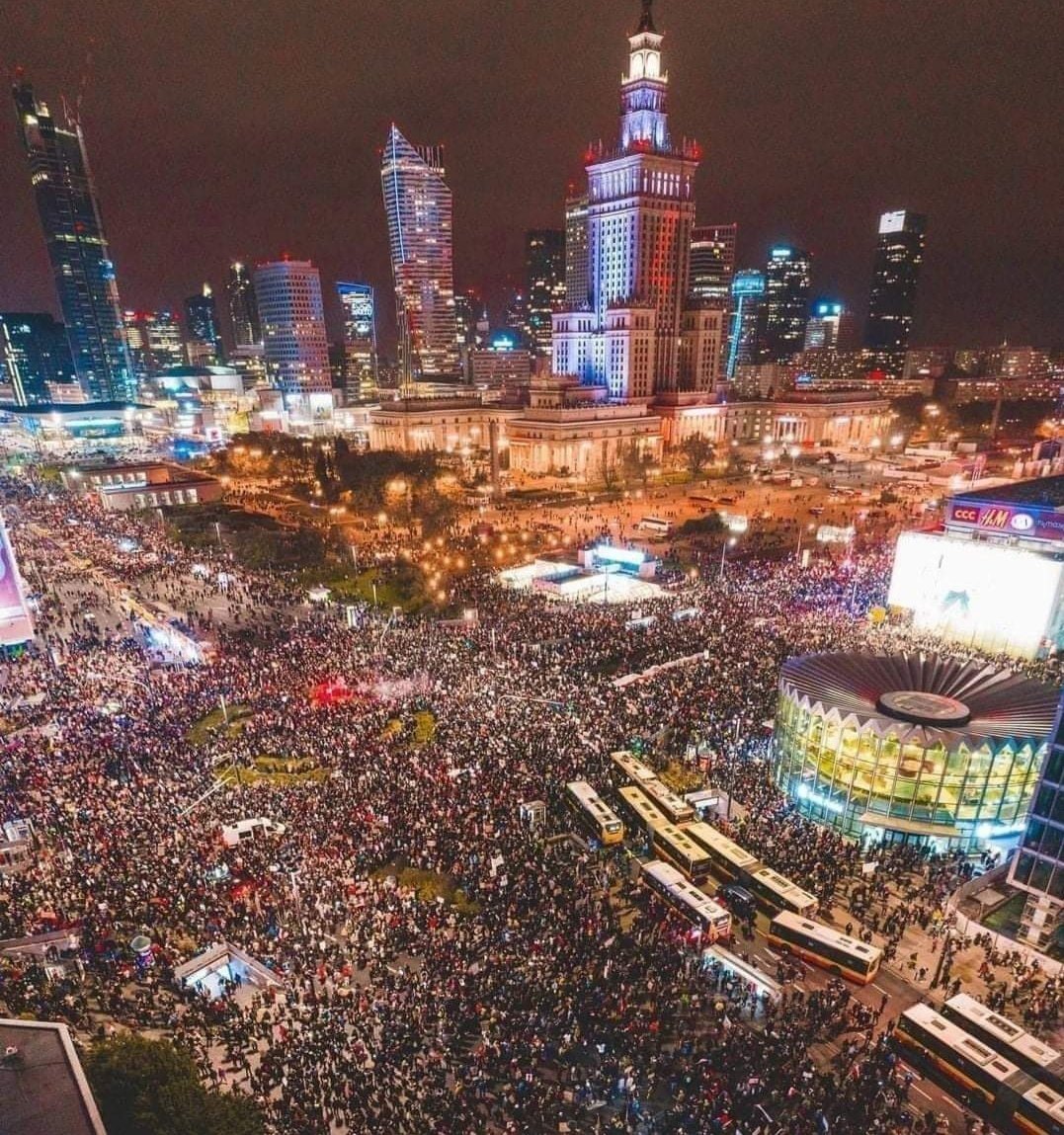 gracetruj's tweet photo. Varsovia, ayer, contra el asalto al derecho al aborto. Miles de mujeres y aliades parándole los pies al fascismo en la calle. 

En estos tiempos de luchas internas en los movimientos, muchas veces estériles, miremos a esta foto. ESTO es lo importante. https://t.co/EBkyiIxXbl