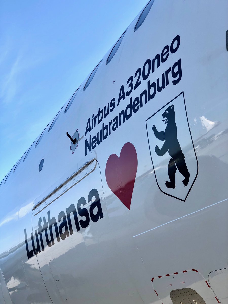 lufthansaNews's tweet photo. We are sure you can’t get enough of our new Hauptstadtflieger so we have a couple more detail shots of our little raccoon shining bright @MUC_Airport 🦝🤩 #HelloBER https://t.co/jaE1RoR9BW