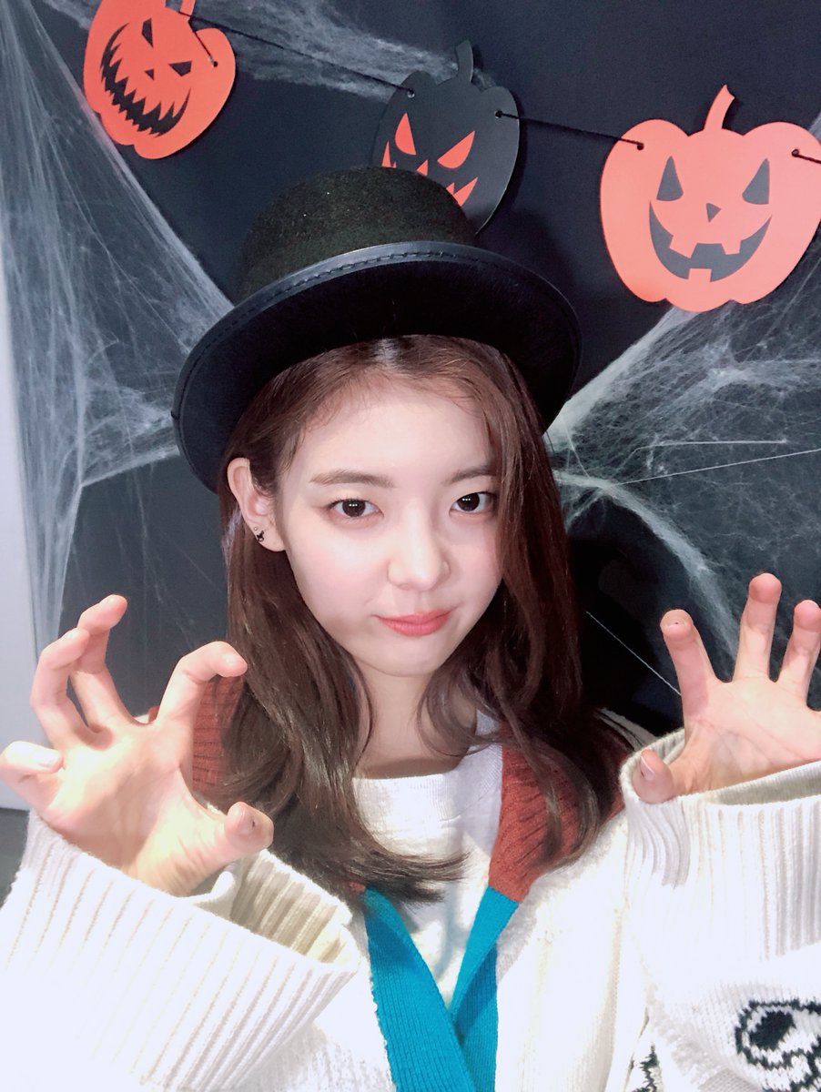 ITZYofficial's tweet photo. 201031 ITZY VIDEO CALL EVENT

#HappyHalloweenWithMIDZY❤
#YEJI #예지
#LIA #리아

YouTube https://t.co/L9bNpbdRhS
Melon https://t.co/uzd210roMg 
VIBE https://t.co/bqRQrgtwic

#ITZY #있지 @ITZYofficial
#MIDZY #믿지
#NotShy 
#ITZY_NotShy https://t.co/jG1fEculgr