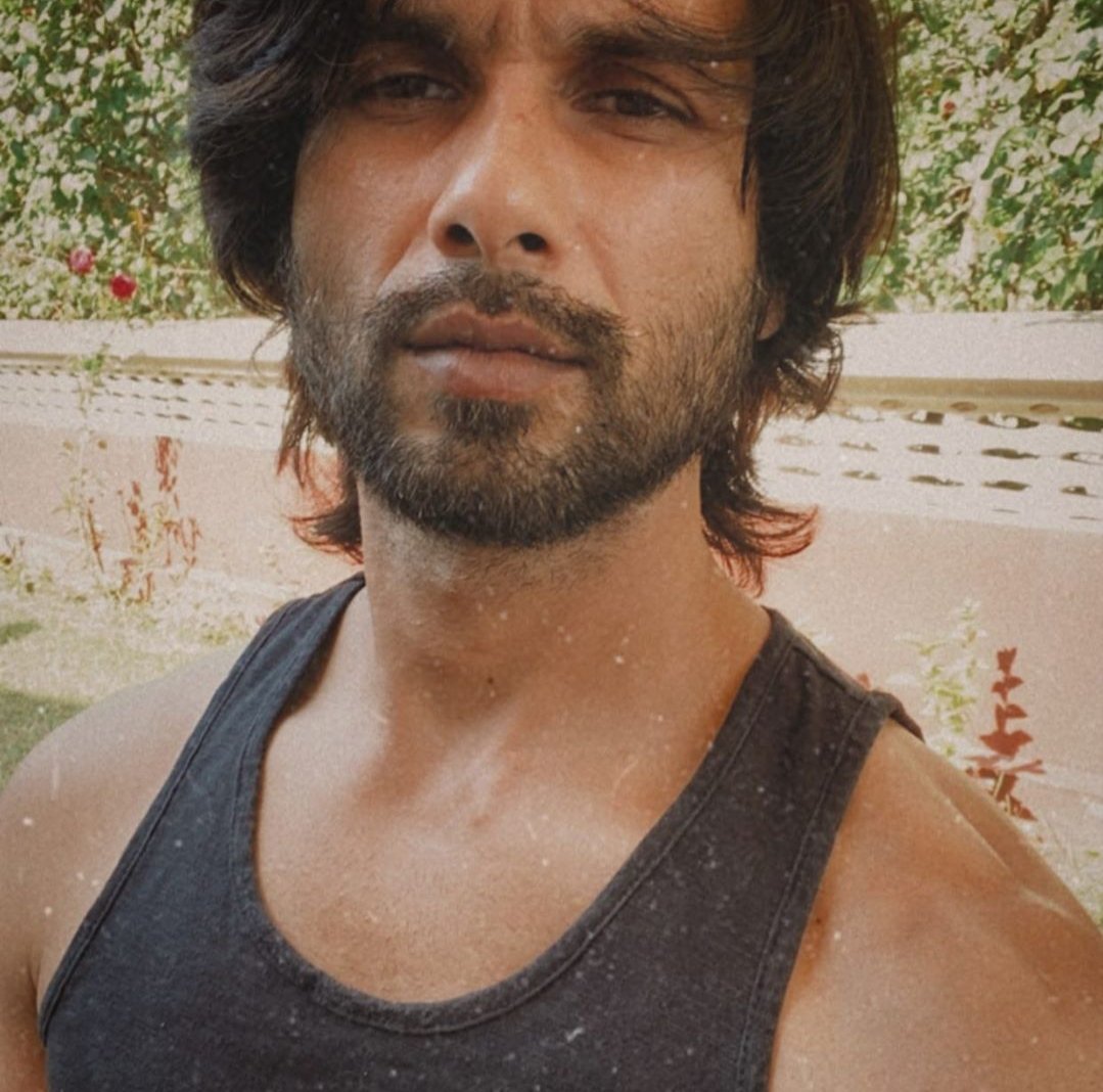 itsMeRuchiRucha's tweet photo. Love love 🥰. Long hairs increase ur charm , so keep this always 🤩😘.
IG post by @shahidkapoor , most loving person ❤️. https://t.co/zfIwWXdOW7