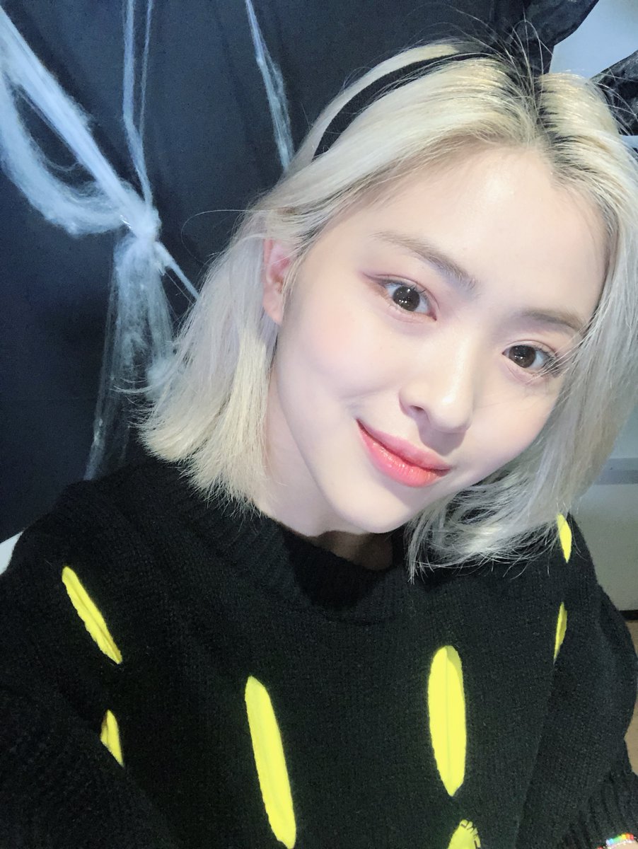 ITZYofficial's tweet photo. 201031 ITZY VIDEO CALL EVENT

#HappyHalloweenWithMIDZY❤
#RYUJIN #류진
#CHAERYEONG #채령 
#YUNA #유나 

YouTube https://t.co/L9bNpbdRhS
Melon https://t.co/uzd210roMg 
VIBE https://t.co/bqRQrgtwic

#ITZY #있지 @ITZYofficial
#MIDZY #믿지
#NotShy 
#ITZY_NotShy https://t.co/Sm7rvArrWg