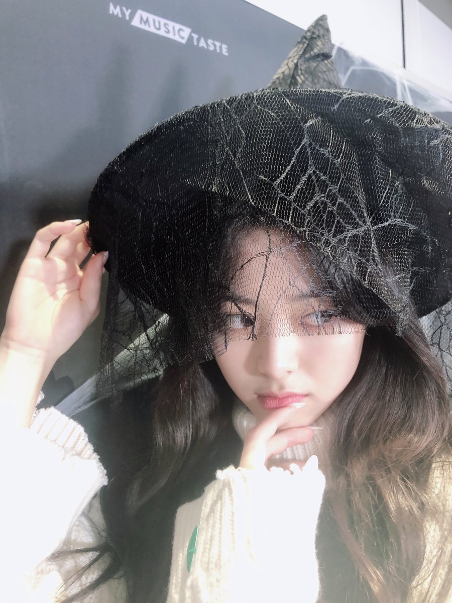 ITZYofficial's tweet photo. 201031 ITZY VIDEO CALL EVENT

#HappyHalloweenWithMIDZY❤
#RYUJIN #류진
#CHAERYEONG #채령 
#YUNA #유나 

YouTube https://t.co/L9bNpbdRhS
Melon https://t.co/uzd210roMg 
VIBE https://t.co/bqRQrgtwic

#ITZY #있지 @ITZYofficial
#MIDZY #믿지
#NotShy 
#ITZY_NotShy https://t.co/Sm7rvArrWg